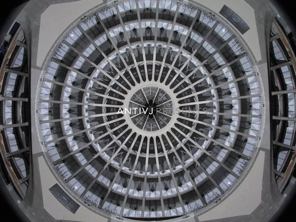 O (Omicron) - Projection vidéo