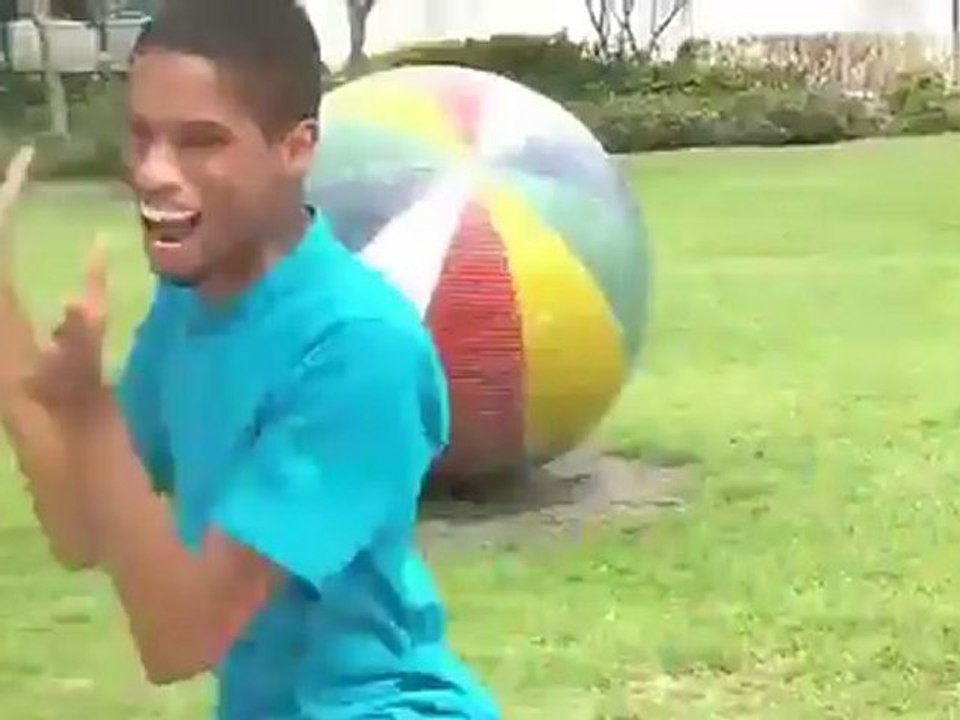 Crunk Coco reprend "Starships" de Nicki Minaj