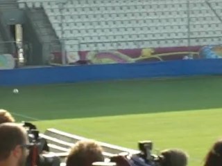 Gli azzurri bombardano Buffon in allenamento