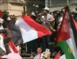 المصريون يهدمون سور أسمنتياً أمام السفارة الإسرائيلية