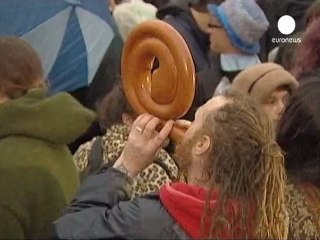 Miles de personas celebran el solsticio de verano en...