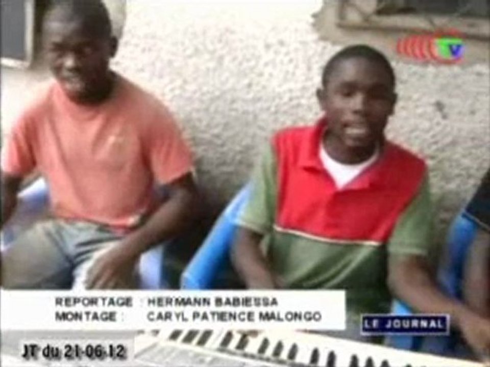 Trois jeunes hommes aveugles en studio pour leur album