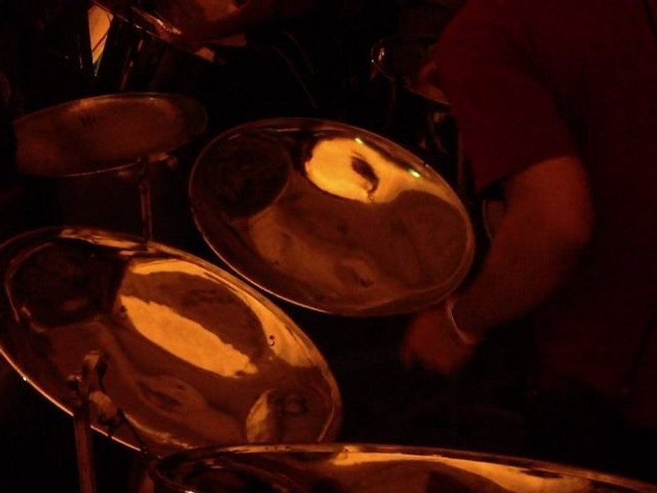 Musique de Trinidad avec des "steel pans", percussions fabriquées avec des fûts de pétrole vides