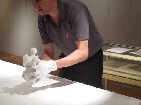 Exposition Marigny à Blois - mise en place d'une oeuvre, un biscuit de Sèvres