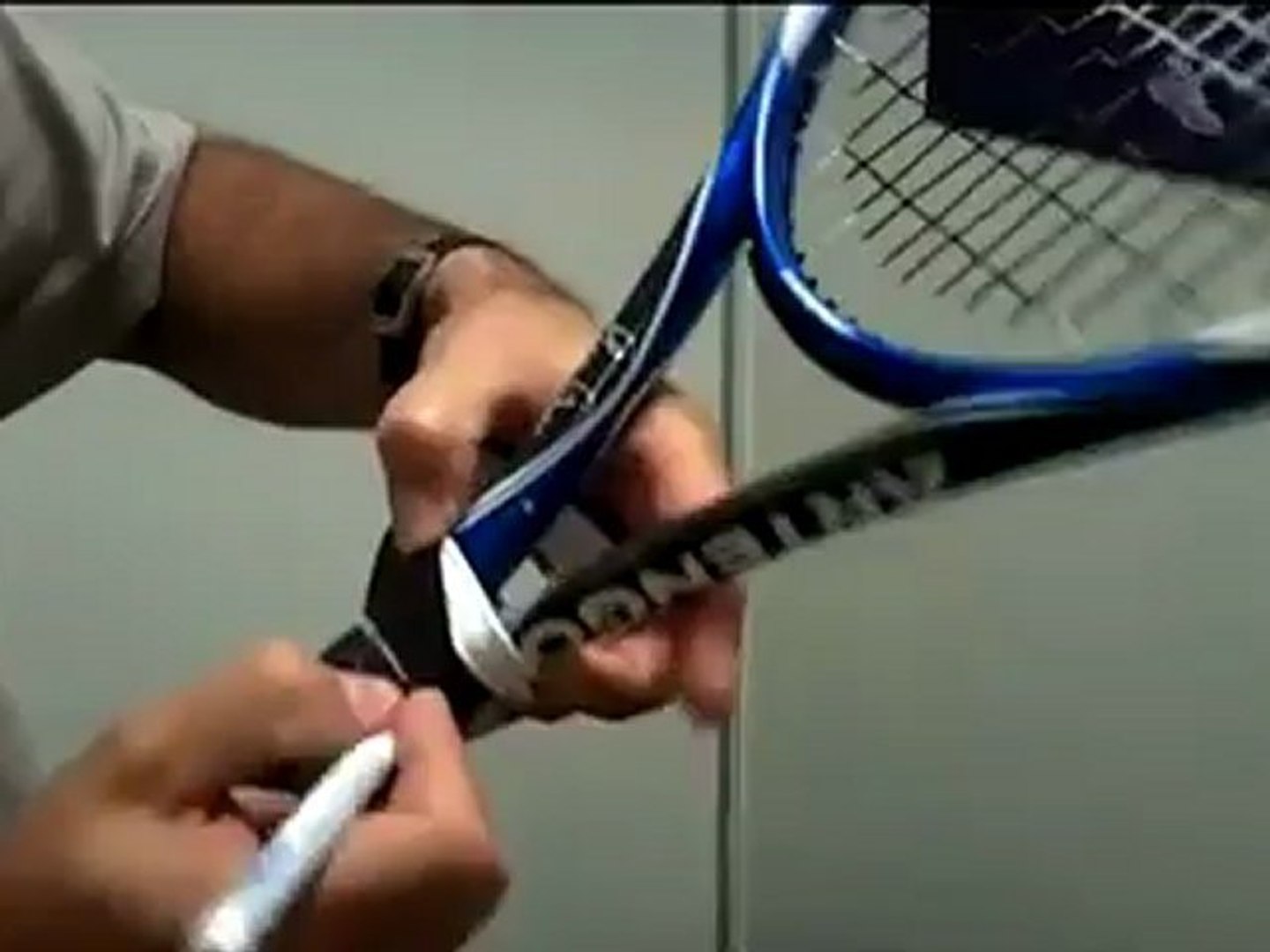Découvrez la technique professionnelle de pose d'un grip sur une raquette  de Tennis - Vidéo Dailymotion