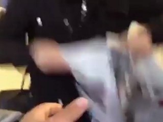 Gad Elmaleh fait le coursier pour Nikos