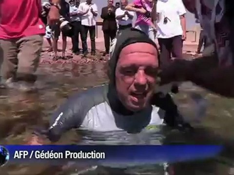 Le nageur handicapé Philippe Croizon traverse la mer Rouge