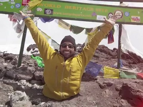 Amputé des deux jambes, il escalade le Kilimandjaro