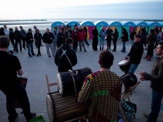 Sur la digue en fête