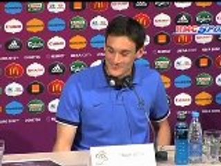 Hugo Lloris passe devant la presse