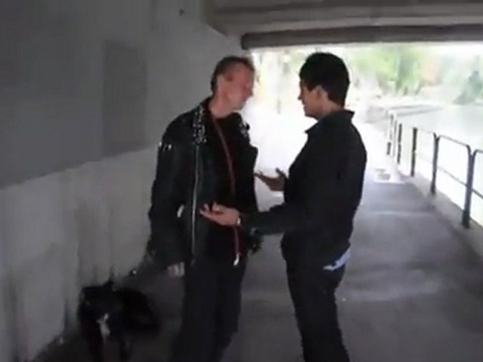 Alexandre le Gran aide un SDF a s'en sortir en quelques mots