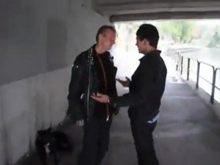 Alexandre le Gran aide un SDF a s'en sortir en quelques mots