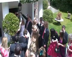 Mamie balance son verre sur la robe de mariée