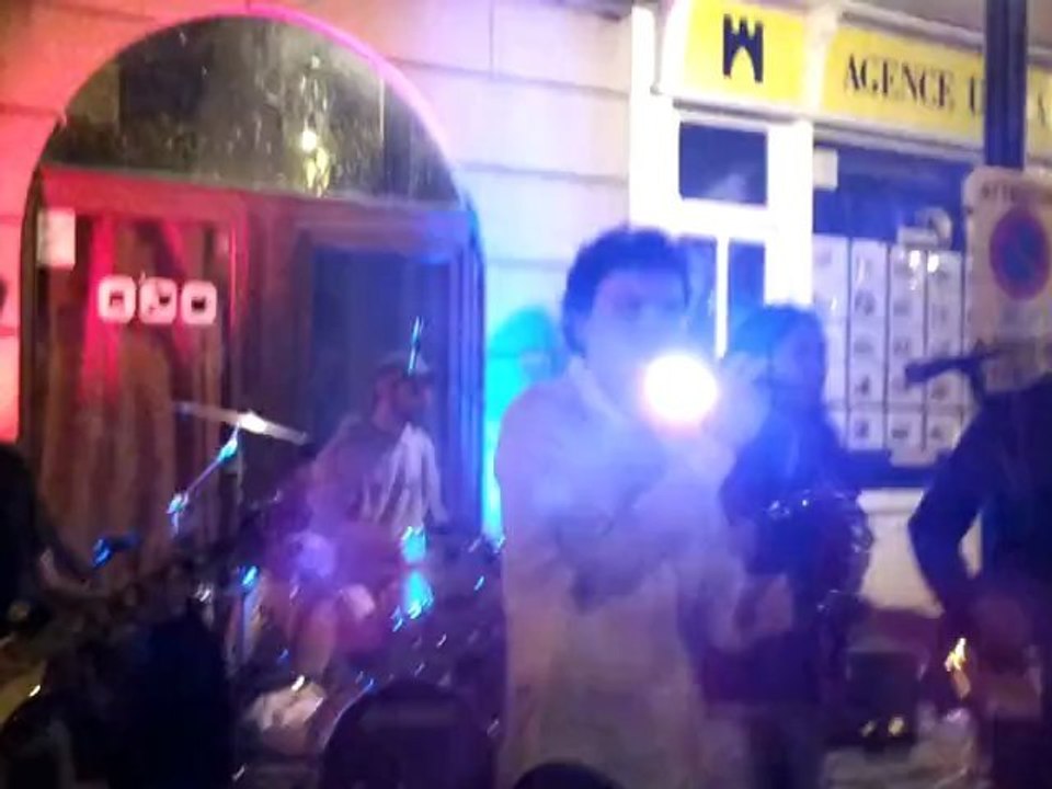 2012-06-22-00h04 Are you gonna be my girl