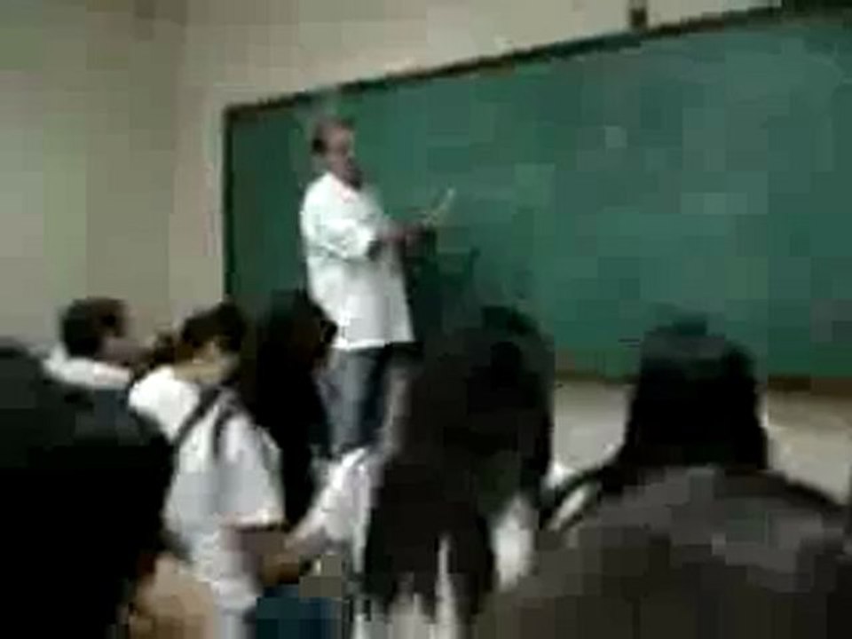 Lehrer zerstört handy