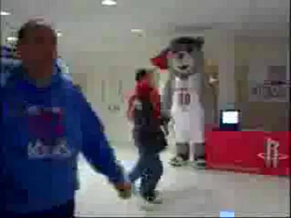 Maskottchen erschreckt Passanten