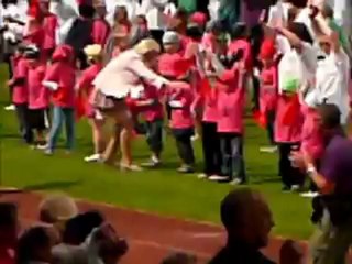 la fin de la fète de l'ècole avec monsieur le maire de boulogne qui participe a la dance !!