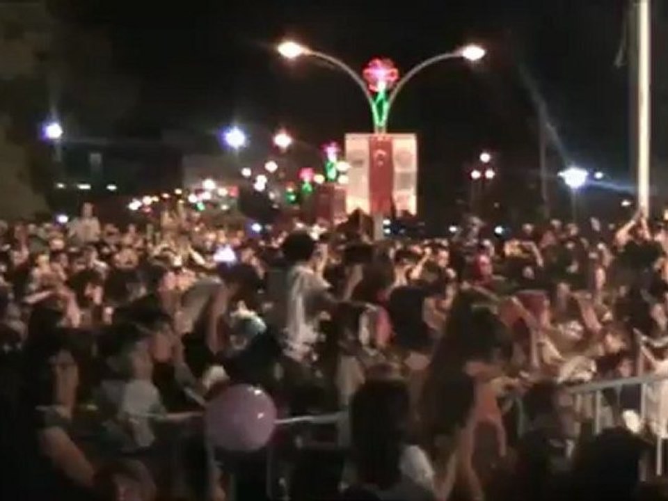 Mustafa Ceceli Konseri Çoşturdu...