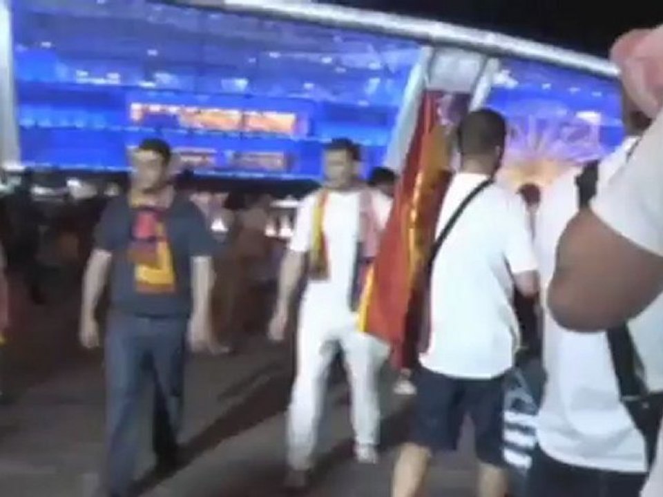 Spanische Fans nach Sieg erleichtert