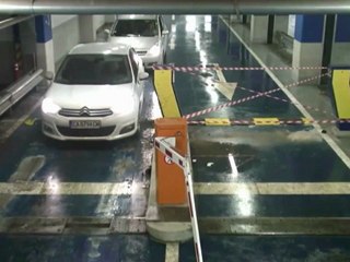 Kobieta kontra szlaban