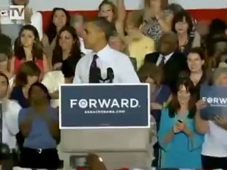 Obama inciampa mentre sale sul palco