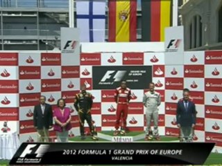 Fernando Alonso emocionado en el podio