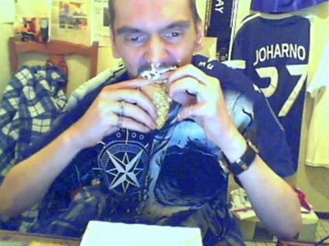 Joharno mange du gateau à la creme fraiche