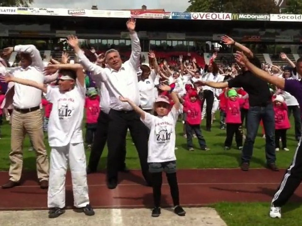 Frédéric Cuvillier danse sur ABBA avec les écoliers de Boulogne-sur-Mer