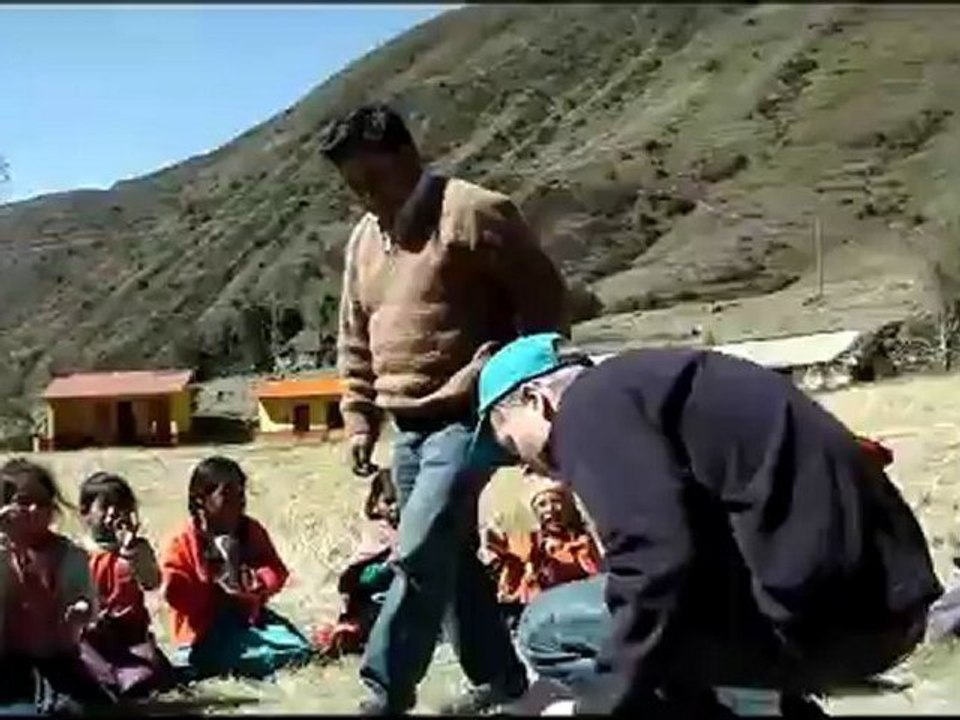Distribution de jouets aux enfants de Quishuarani
