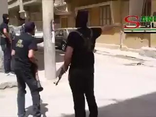 Syria فري برس  ديرالزور مناورات الجيش الحر لتدمير المدرعة 5 في شارع النهر 22  6  2012 Deirezzor