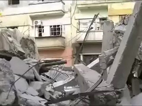 Syria فري برس حمص حي الخالدية هبوط بناء كامل بالقرب من مسجد الغفران بسبب القصف العنيف على حي الخالدية 23 6 2012 Homs