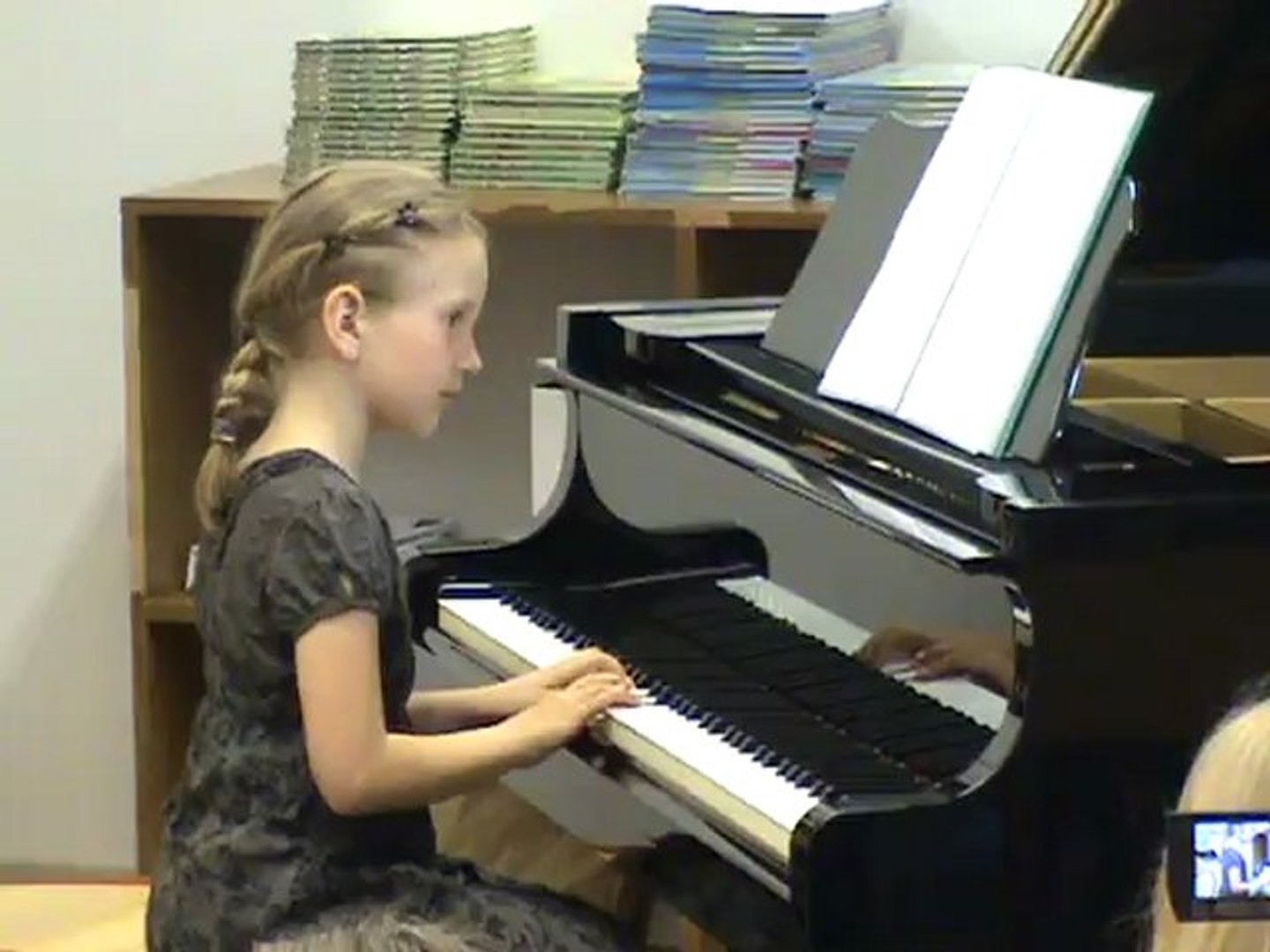 M2U00985 Joli mois de mai : élève au piano - Vidéo Dailymotion