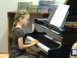 M2U00985 Joli mois de mai : élève au piano
