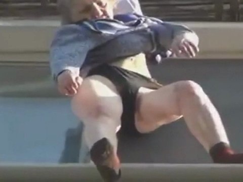 Ukraine : une vieille femme tombe du balcon