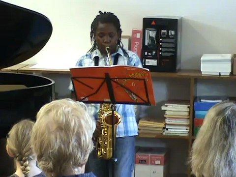 M2U01004 Un élève au saxo. Audition des élèves des Ateliers Musicaux de Scy Chazelles en mai 2012