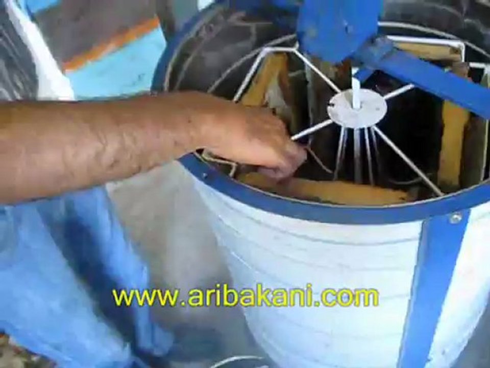 Bal hasadı ve sağım, arıcılık videosu