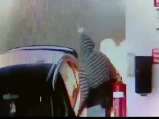 Hombre causa incendio por usar yesquero mientras echaba gasolina
