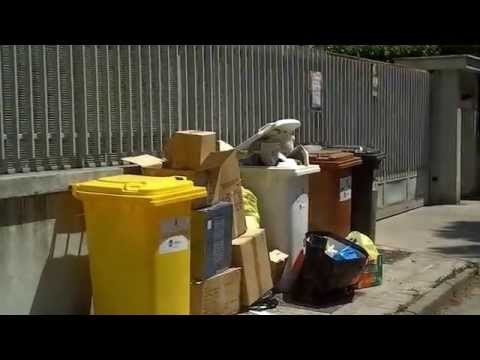 Aversa (CE) - Via Amendola, proteste su prelievo rifiuti (23.06.12)