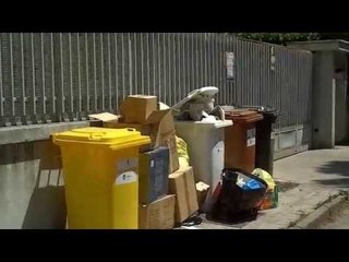 Aversa (CE) - Via Amendola, proteste su prelievo rifiuti (23.06.12)