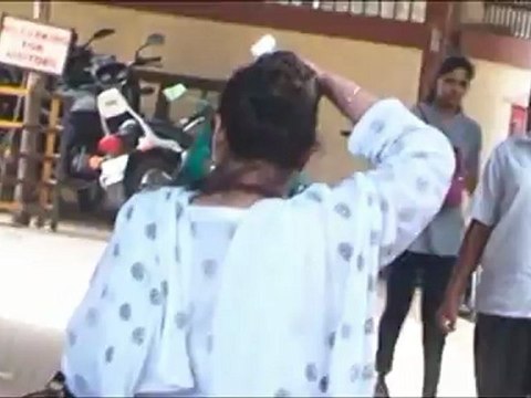 Dimple Kapadia visits Rajesh Khanna in hospital