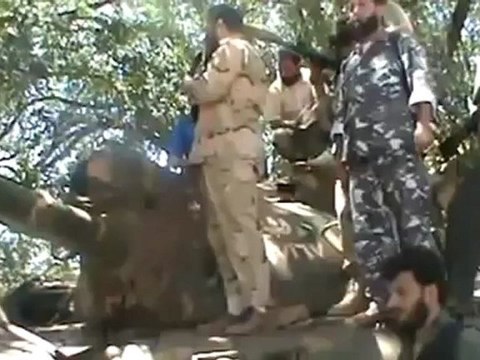 Syria فري برس احد أبطال الجيش الحر يؤذن بصوت رائع على ظهر دبابة Syria