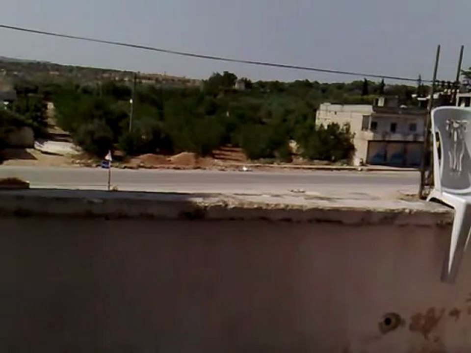 Syria فري برس دبابات الأسد وهي تقتحم بلدة أورم الجوز في جبل الزاوية 25 6 2012 Idlib