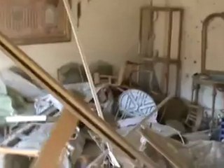 Video herunterladen: Syria فري برس حمص القصور  تدمير منزل بالكامل من جراء قذيفة دبابة  ت72  24 6 2012 Homs