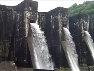 ２０１２年６月　豊稔池ダム　放流風景