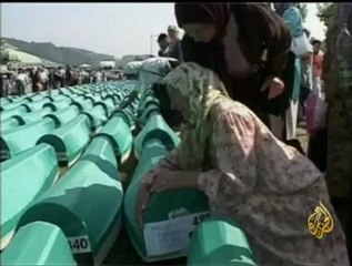 وقفة لأهالي الضحايا لمتابعة مثول ملاديتش أمام المحكمة