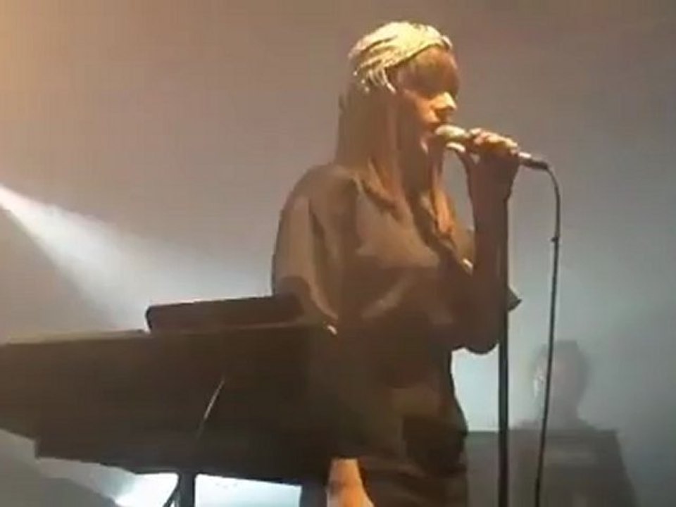 Alizée "Les collines" showcase live promo 20100324 @ Point FMR