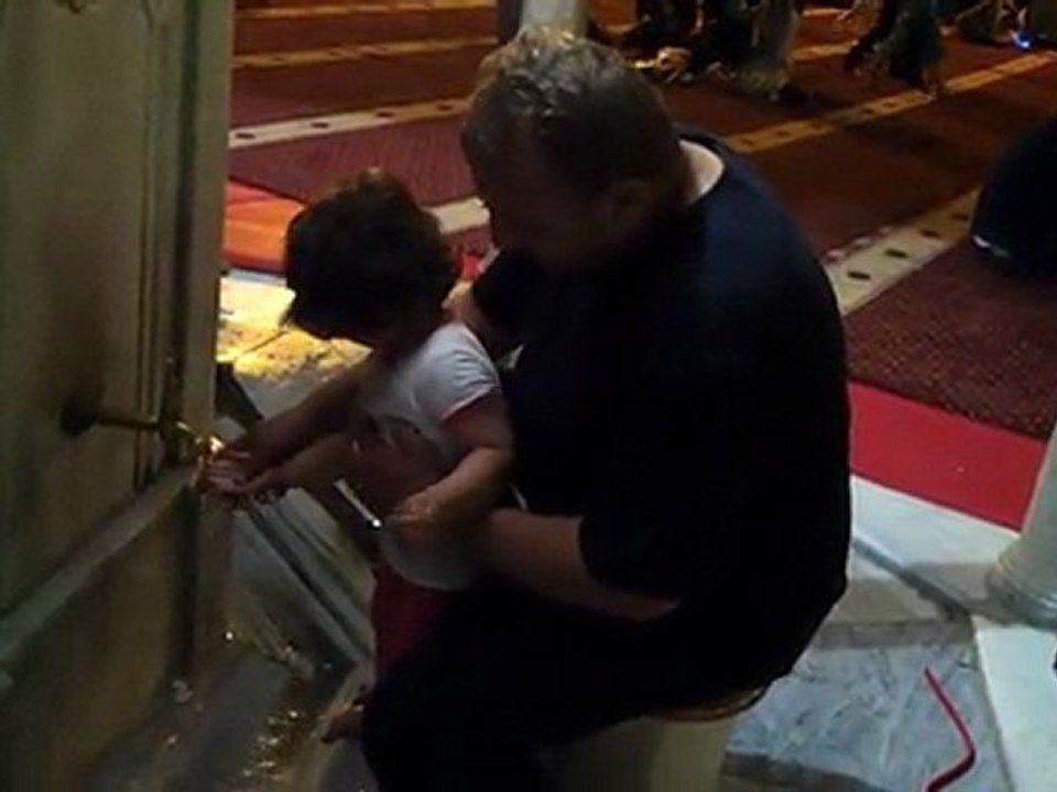 ayşe ikra eyüp sultan cami de abdest alırken