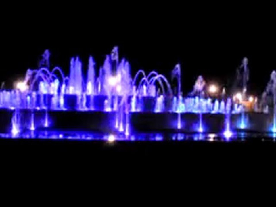 Jets d'eau colorés à Oujda