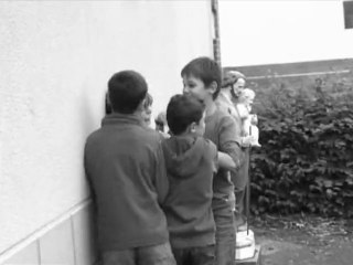 Sur la cour : les bagarres...