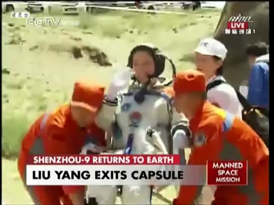 [China] Astronauts Exit Space Capsule After Successful Landing